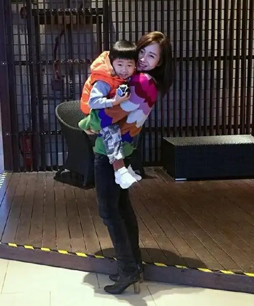 潘长江外孙四岁了 潘阳抱娃甜笑庆生
