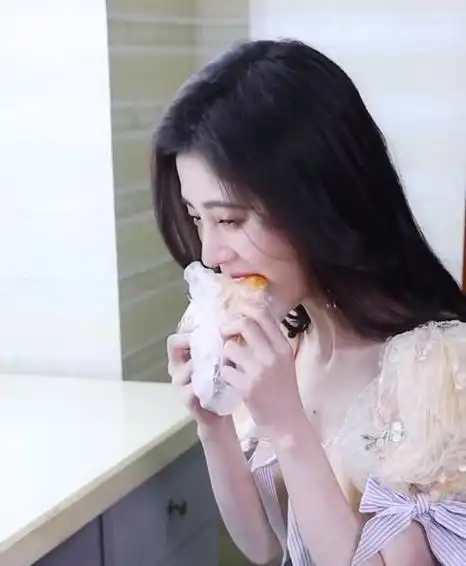 鞠婧祎"吃面包"上热搜后,为证清白开吃播,数清嚼几下全网跪了