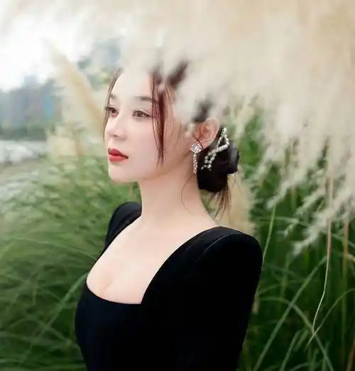 袁姗姗在芦苇荡拍大片,穿低领装不敢正对镜头,被指"太保守了"_照片