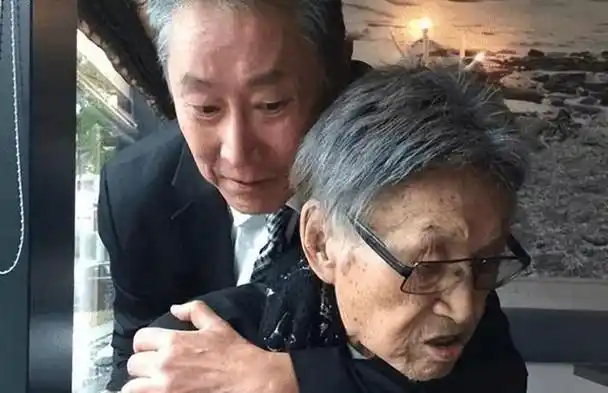 纪实台湾名嘴选择安乐死家人围坐身旁喝完药躺在儿子怀中