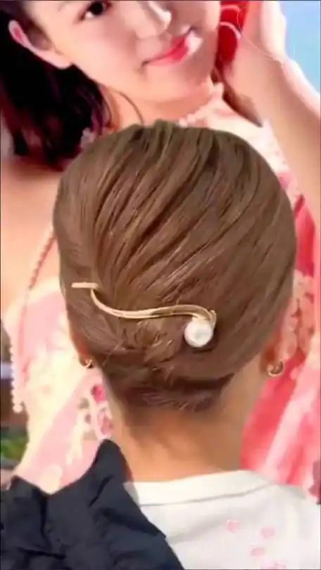 短发盘发教程来噜  短发也能做的超气质盘发  #妆点东方#  每日百科