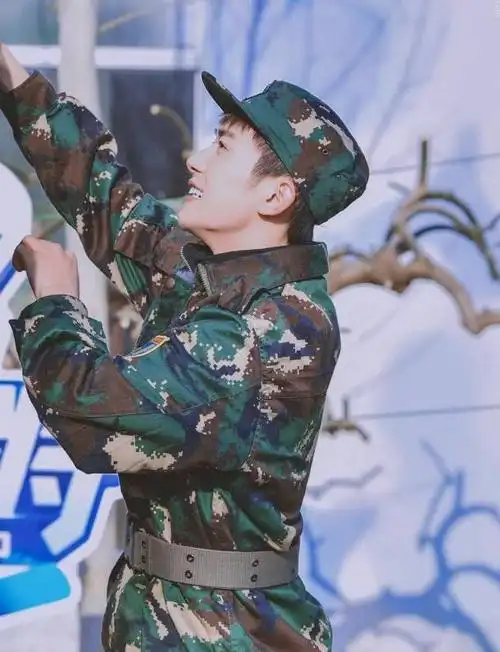 明星果然不一样,易烊千玺军训后皮肤变黑,气质出众导演抢着要