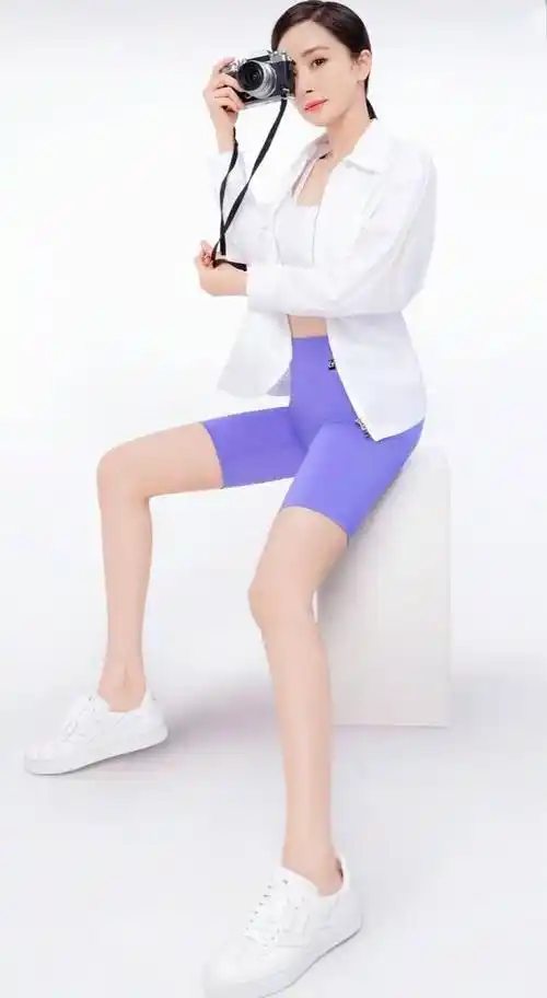 绚丽风采尽显!杨幂性感写真集独家私照曝光,勾勒出她的迷人魅力