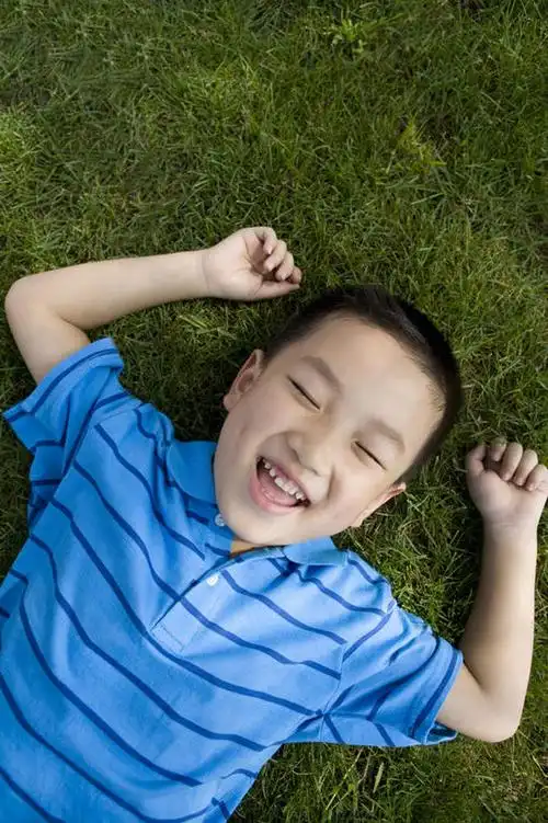 东方人,儿童,脸,头,脸颊,一个人,公园,举,笑,微笑,露齿笑,竖图,俯视