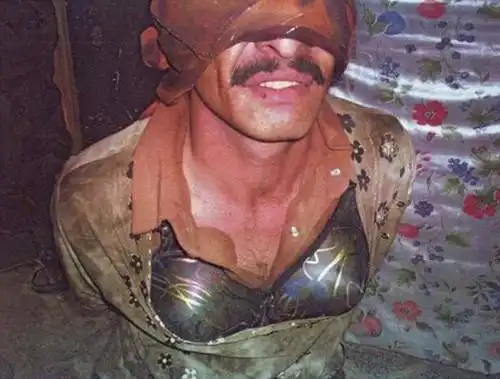 极端分子男扮女装逃离战区忘剃须被抓现形图