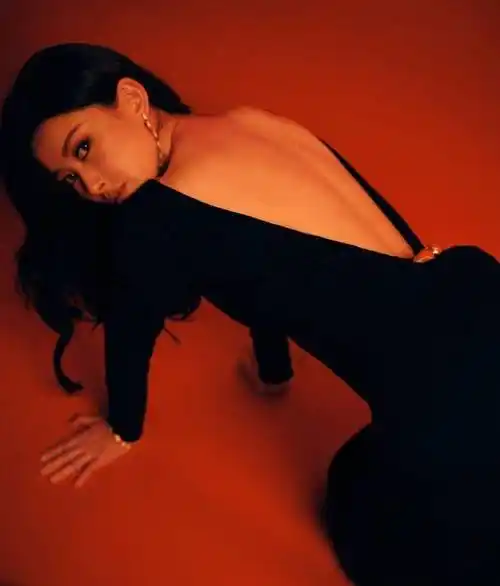 朱珠身穿黑色紧身露背礼服拍摄写真,大秀性感双眸和迷人眼神_身材