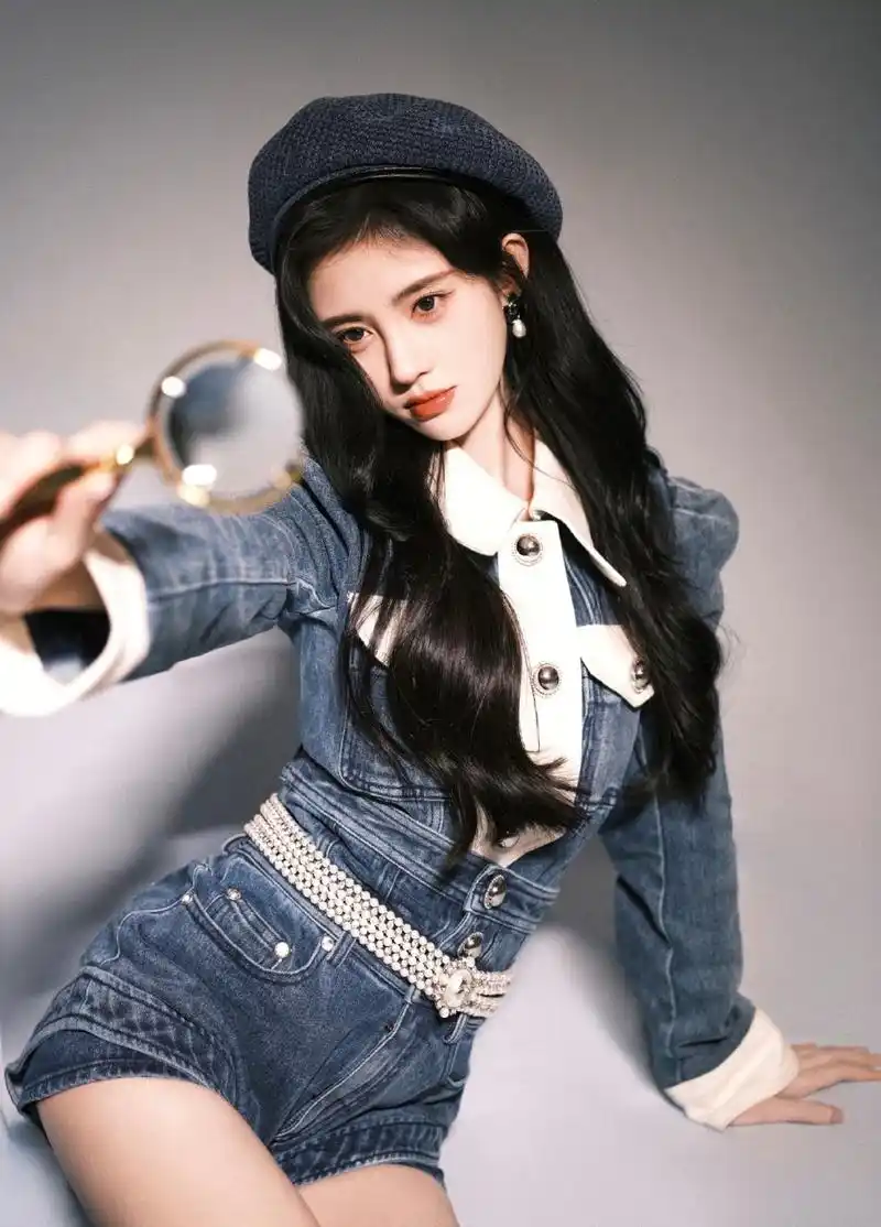 鞠婧祎穿牛仔套装02表情俏皮可爱十足