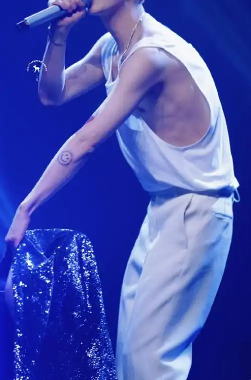 少年感扑面!gucci cosmos现场的鹿晗身材管理太好了!