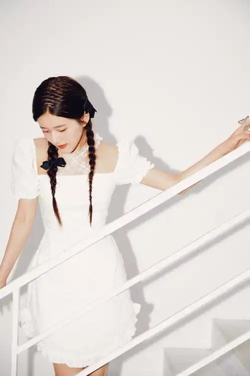 赵露思白色长裙优雅写真照,略显高冷