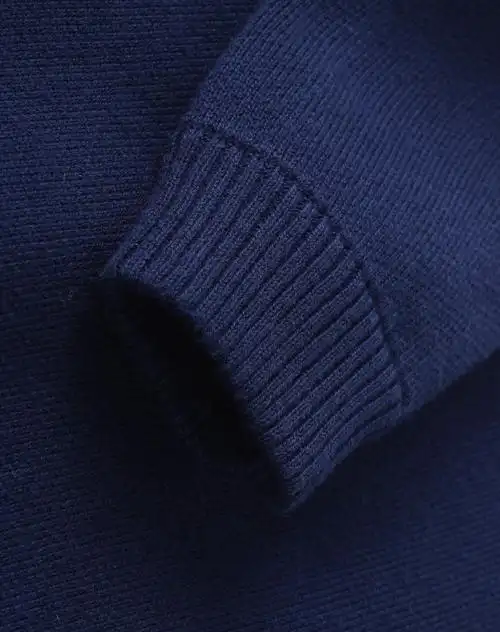 男童藏蓝色针织衫