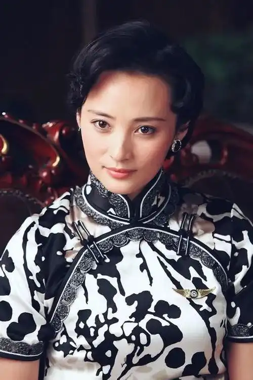 双襟,《中国1945》中蒋勤勤饰演的宋美龄旗袍的纹样与刺绣亦是吉祥
