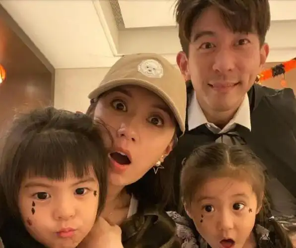 明星都晒全家照,汪峰一家很霸气,贾静雯一家可爱,张予曦很绝美