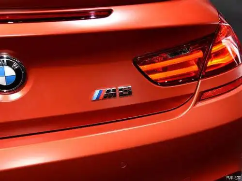 什么车的标志是下面三个斜杠上面一点