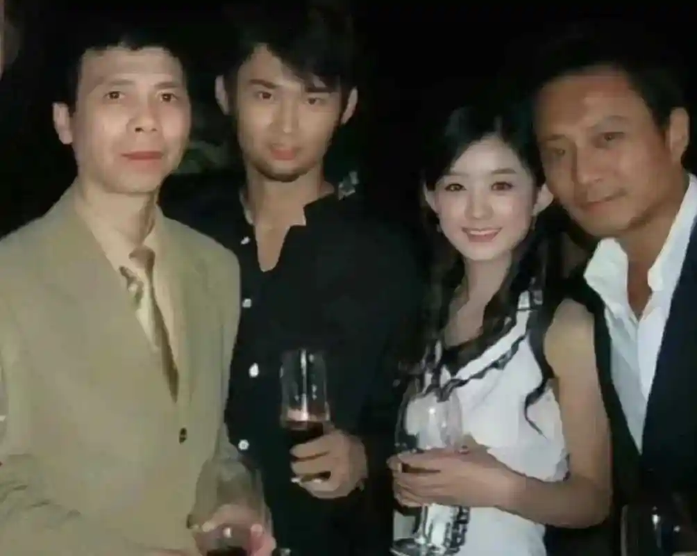 2006年,19岁的赵丽颖参加雅虎搜星选秀,凭借良好的外形,优秀的表演