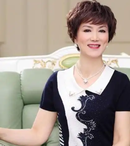 60岁今年流行发型图片,六十岁女人最佳发型图-528时尚网