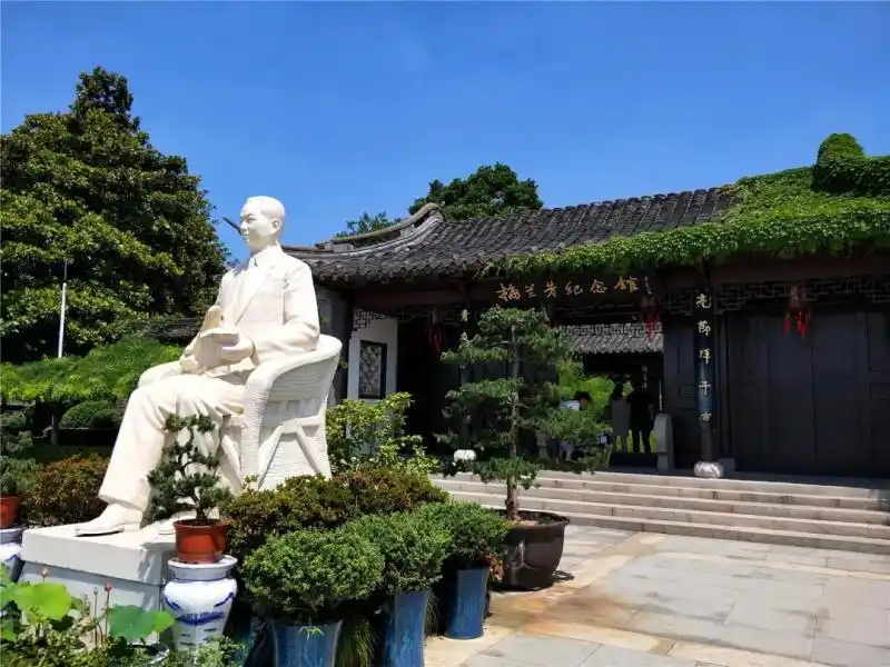 郑板桥故居,梅兰芳纪念馆,光孝寺,安定书院,望海楼等人文景观俱是泰州