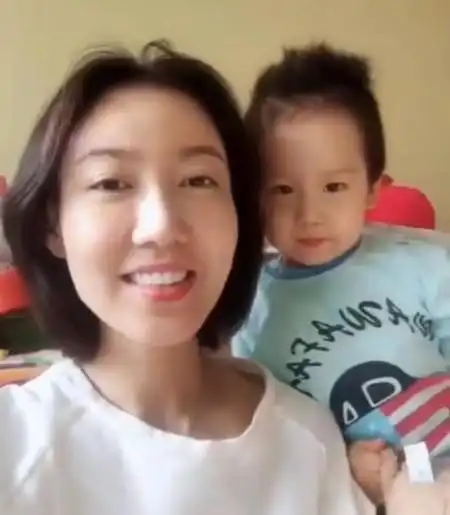 靳东高露来《天天向上》,当众挽手依偎,被网友吐槽亲密