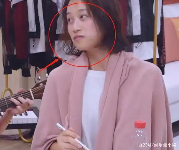 当截图放大五倍的时候,蓝盈莹的素颜皮肤状态一望而知