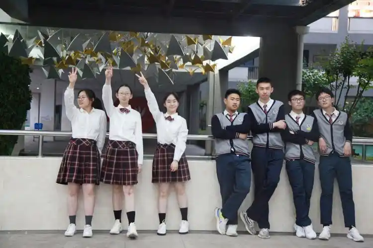 南京一初中毕业生拍创意毕业照 纪念青葱岁月