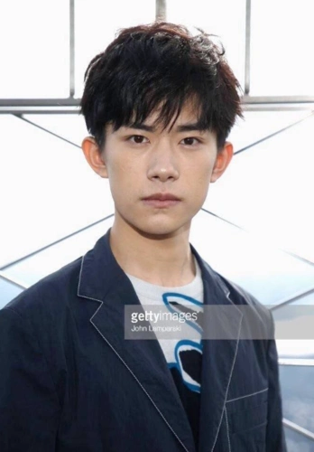 易烊千玺外网无修图 颜值依旧