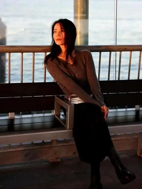 街拍高圆圆 夏天和好友一起街边散步 很接地气