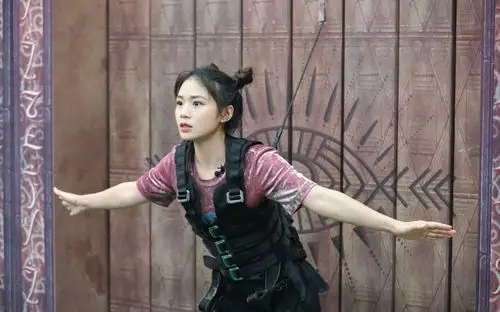 黄英丸子头俏皮综艺剧照图片