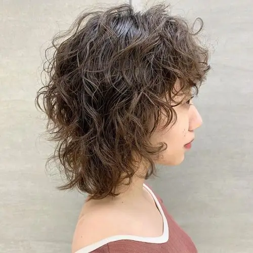 今年很流行的短发烫卷发,百搭又时尚,选个发型烫一烫