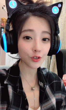 美女耳机气质可爱gif动图_动态图_表情包下载_soogif