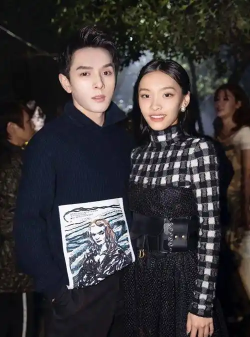 刘柏辛李佳琦直播穿同款,以为是时髦情侣,没想到却是真兄妹_口红_穿着