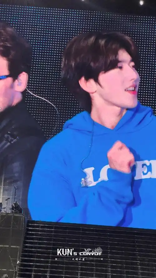 蔡徐坤超话|#蔡徐坤新歌rideordie#    小蓝～  live图  @蔡徐坤