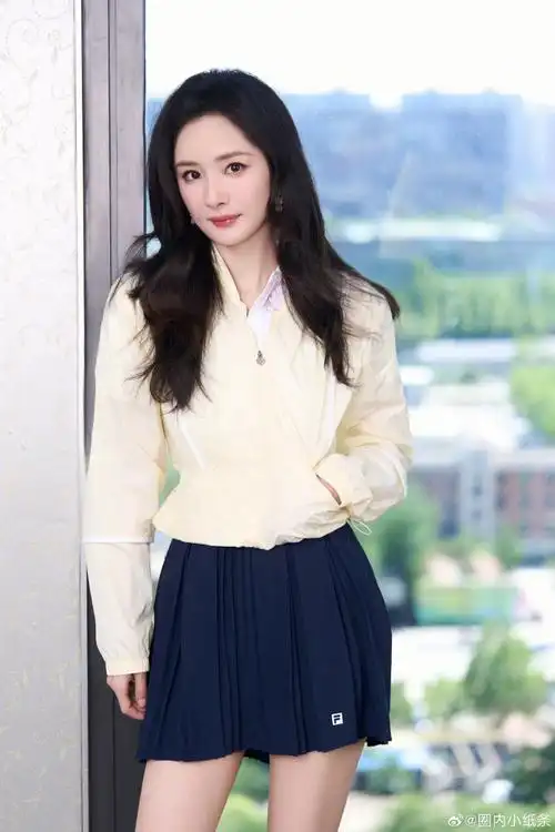 杨幂藏蓝色短裙
