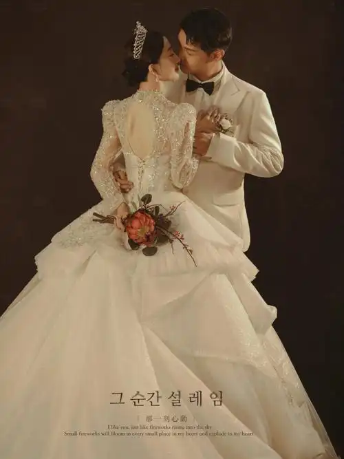 照还能做请柬高端大气的仪式感妥妥拿捏住-暖色光影衬着高定质感婚纱