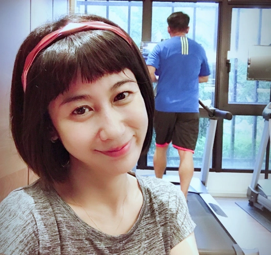 原创张翰的妻子看着挺普通的但平时却很有气质带娃的样子更温柔