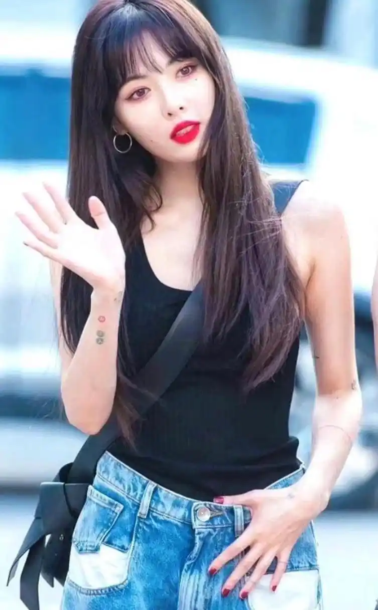 韩国女神泫雅身材走形,一脸肥肉搭配短发造型变回路人!