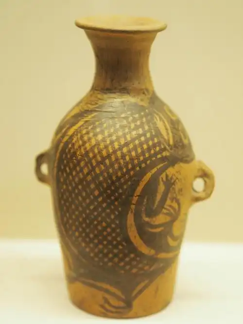 新石器时代仰韶文化石岭下类型鲵鱼纹彩陶瓶甘肃省博物馆藏