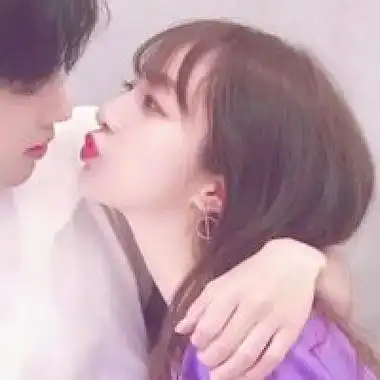 男生女生霸气亲吻头像暧昧情侣接吻qq头像两张一组