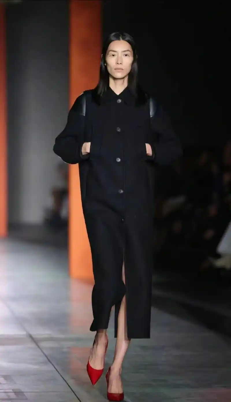 35岁刘雯重返秀场,7小时走秀3场,时尚帅气优雅三种风格轻松切换|刘雯