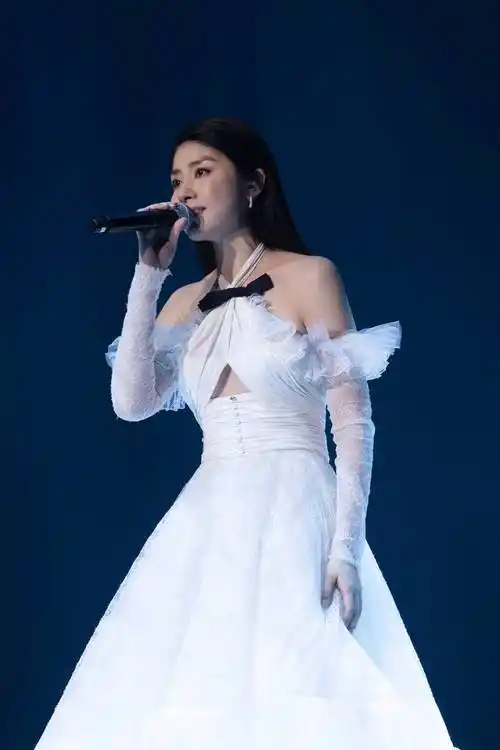 kelly陈慧琳全新国语新歌《谢谢你陪我那么久》 演唱会上海站首唱_歌