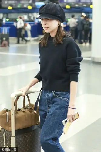 董洁机场街拍.  图片来源:b/视觉中国