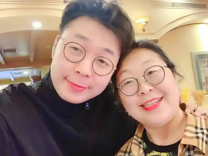 杜海涛素颜露面,瘦到脱相认不出,网友指他老得像身旁亲妈同龄人_减肥