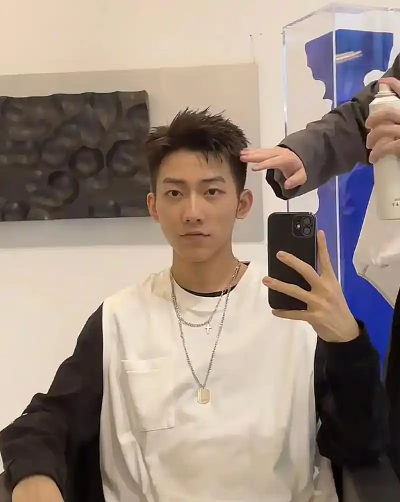 男生发型短发三七分   干净清爽不需要烫发  只需要自己平时 - 抖音