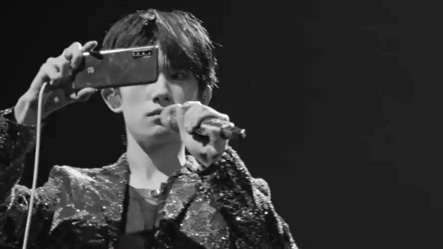 青春少年易烊千玺时尚高冷黑色系写真,高清壁纸图片,大陆明星-回车