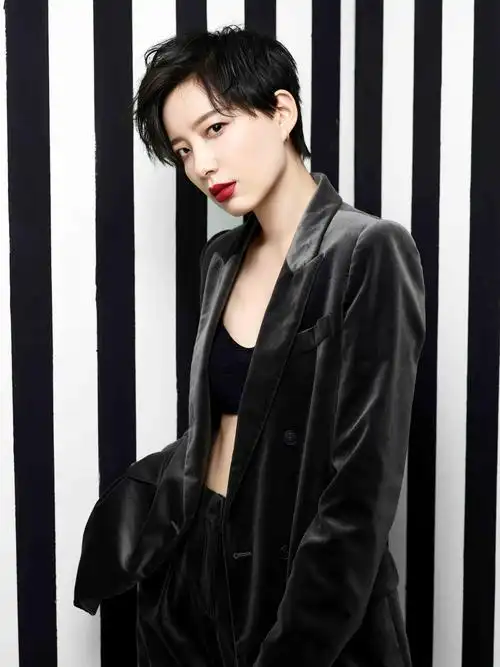 李斯丹妮时尚组图曝光 简约西装展迷人腹肌