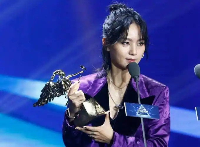 李宇春之后,周笔畅以220万出场费排到了第二名,最火的时候周笔畅跟