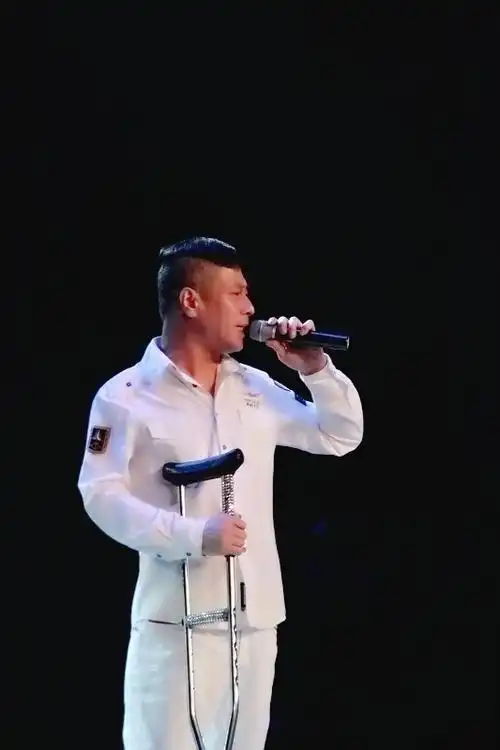 p>高峰,华语男歌手,1969年出生于辽宁沈阳,自1987年考入沈阳青年歌舞