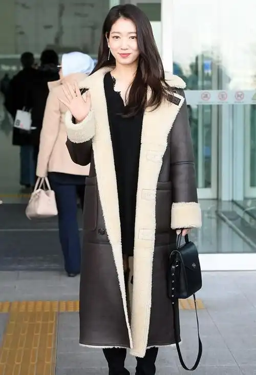 朴信惠的颜值真能扛简单搭配显帅气无名指戴戒指是好事将近