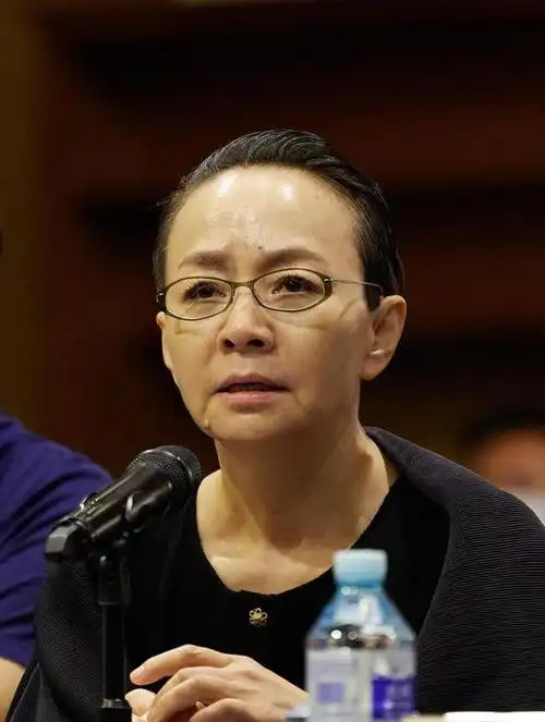 宋丹丹在中国演艺圈中也是声名显赫的人物,其演艺之路可谓是风雨兼程.