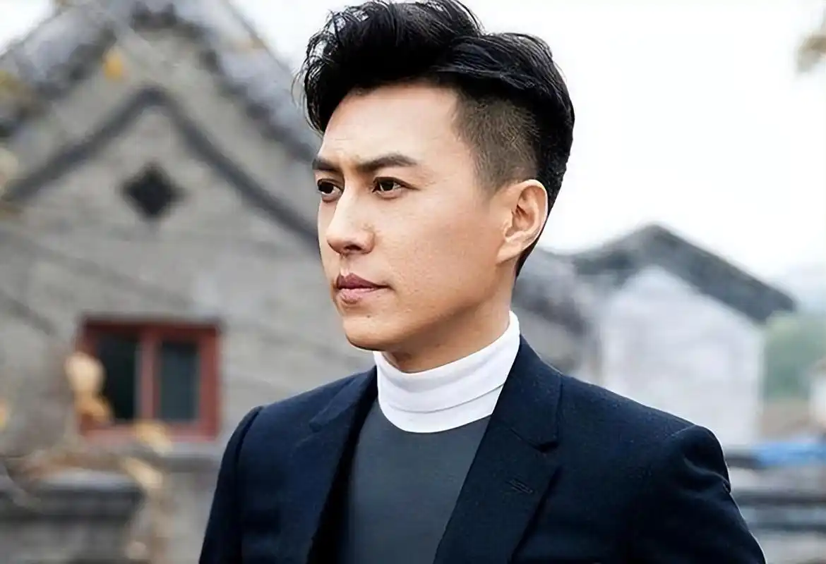 30岁靳东的发型可以称为直线型骨相脸型中的天花板了