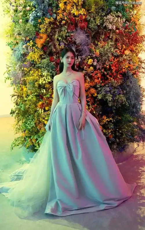 陈钰琪灵动抹胸裙大秀蚂蚁腰美得真高级