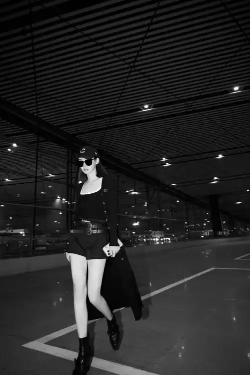 戚薇出发米兰时装周##戚薇极简全黑造型